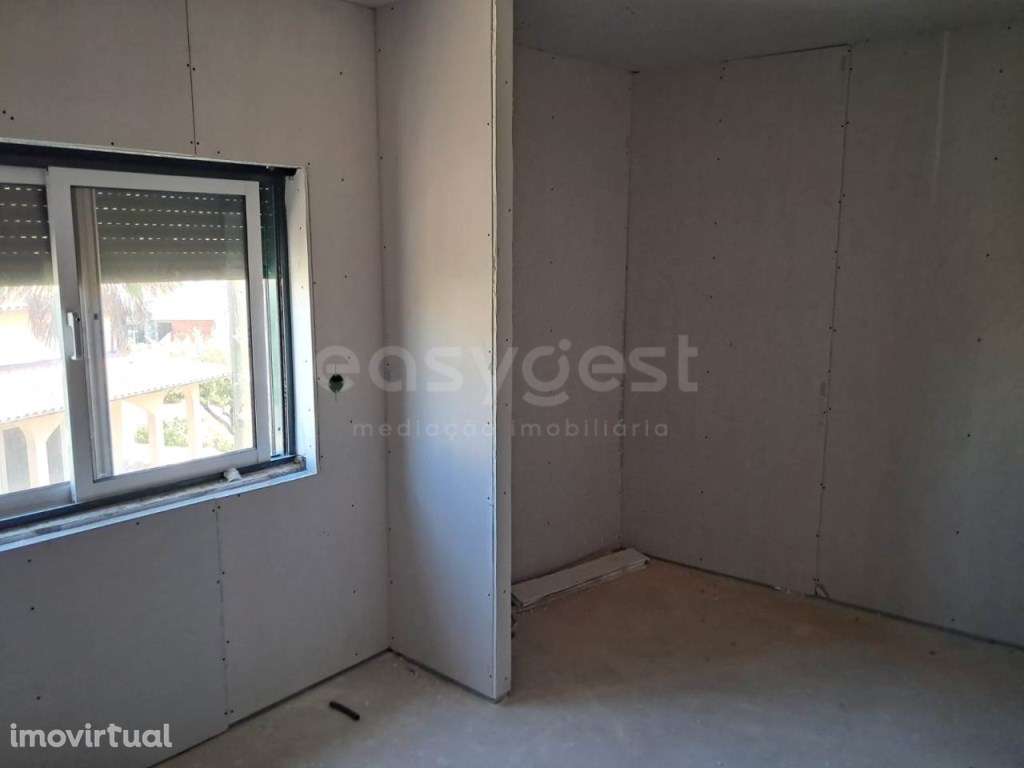 Moradia V3 remodelada, localizada na Freguesia de São Miguel do Out... - Grande imagem: 2/14