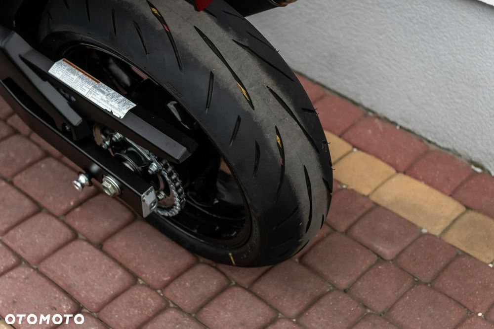 Suzuki GSR - 10