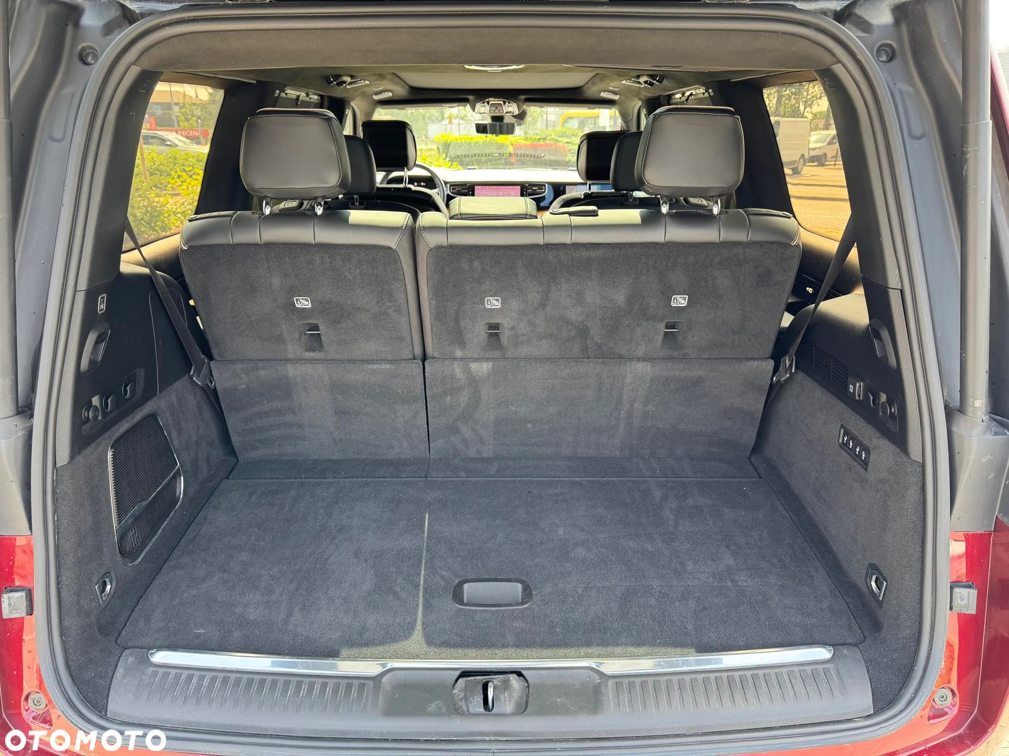 Jeep Grand Wagoneer - 19