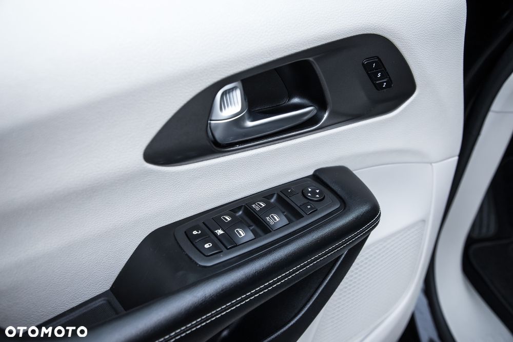Chrysler Pacifica - 13