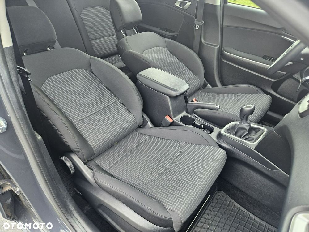 Kia Ceed - 11