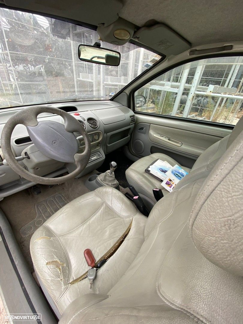 Renault Twingo 1.2i de 2001 disponível para peças TAMPAS DAS COLUNAS VENDIDAS - 3