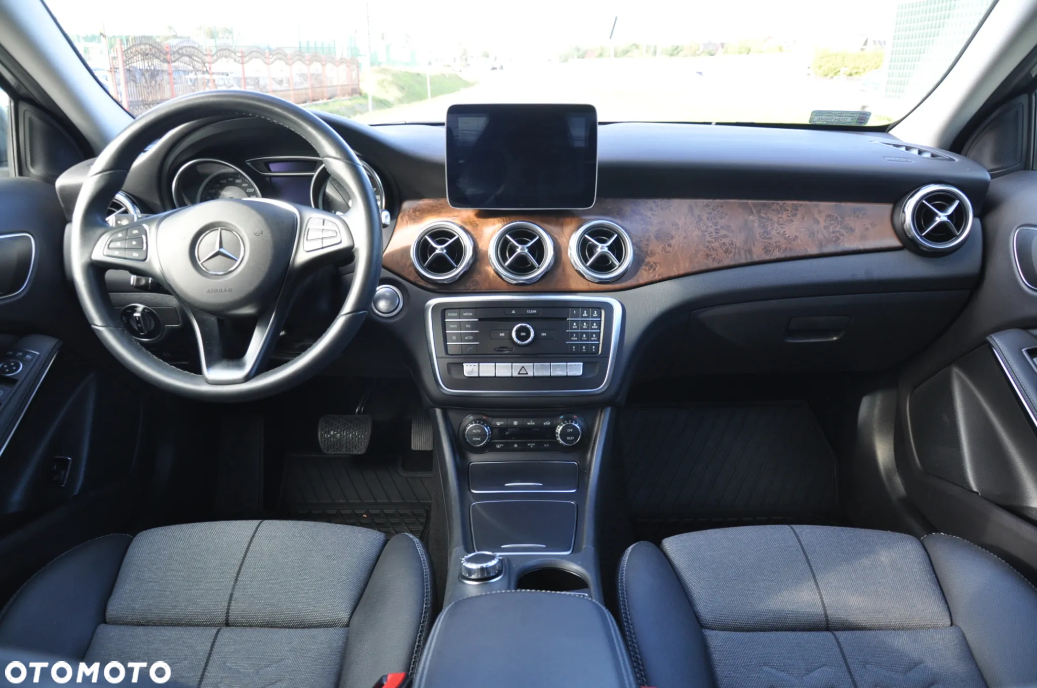 Mercedes-Benz GLA 180 7G-DCT - 4
