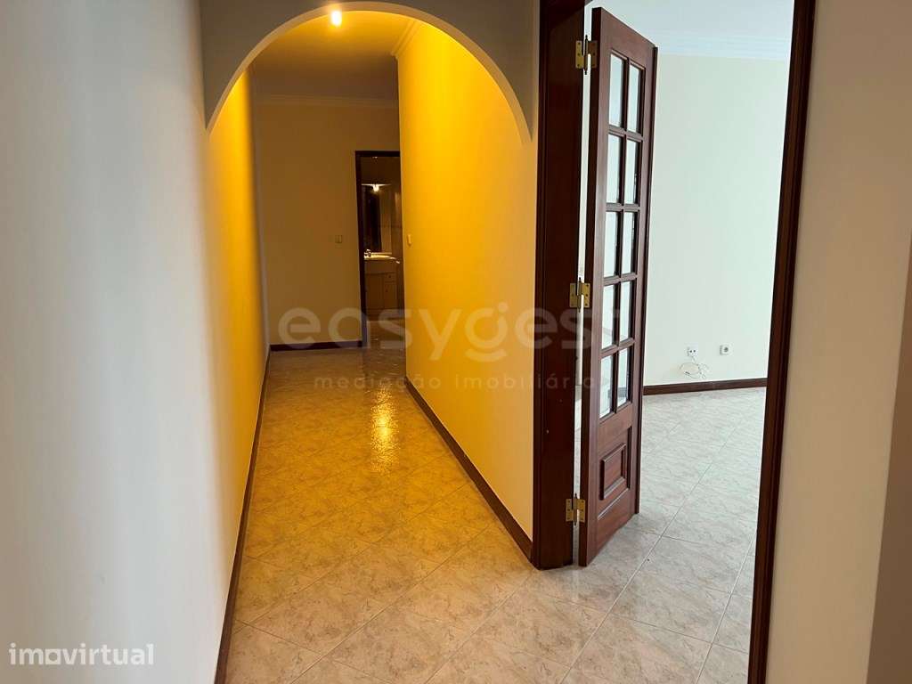 Apartamento T2 na Cavaleira com Varanda e Lugar de Estacionamento - Grande imagem: 3/22