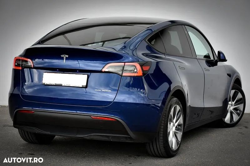 Tesla Model Y Long Range Dual Motor AWD - 11