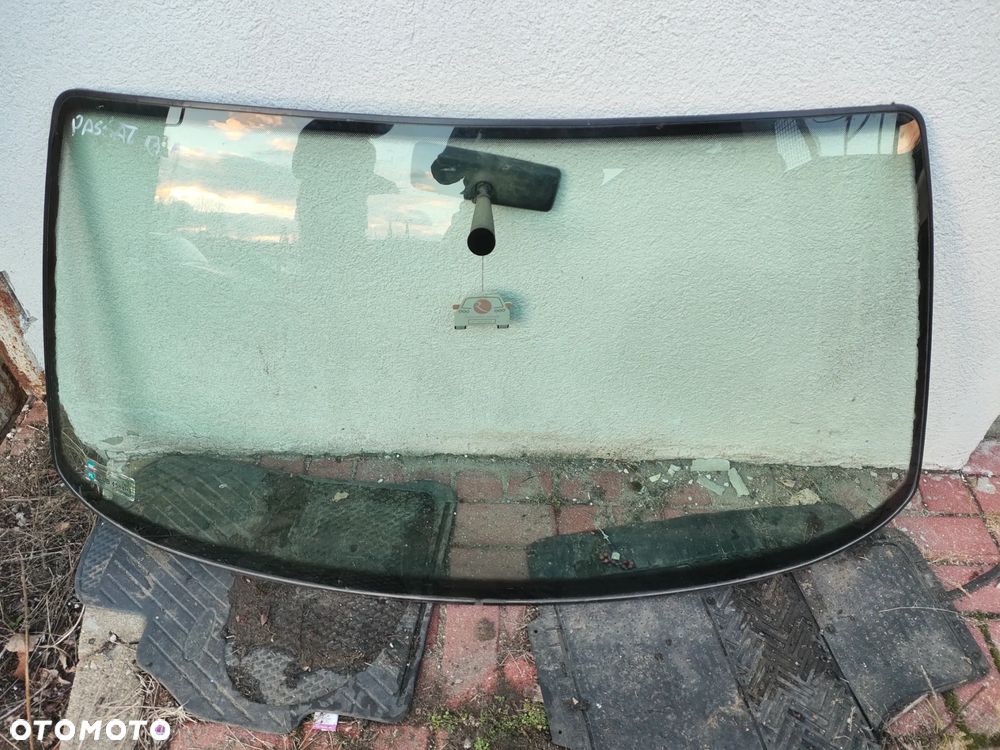 Szyba przednia czołowa Volkswagen Passat B4. - 1