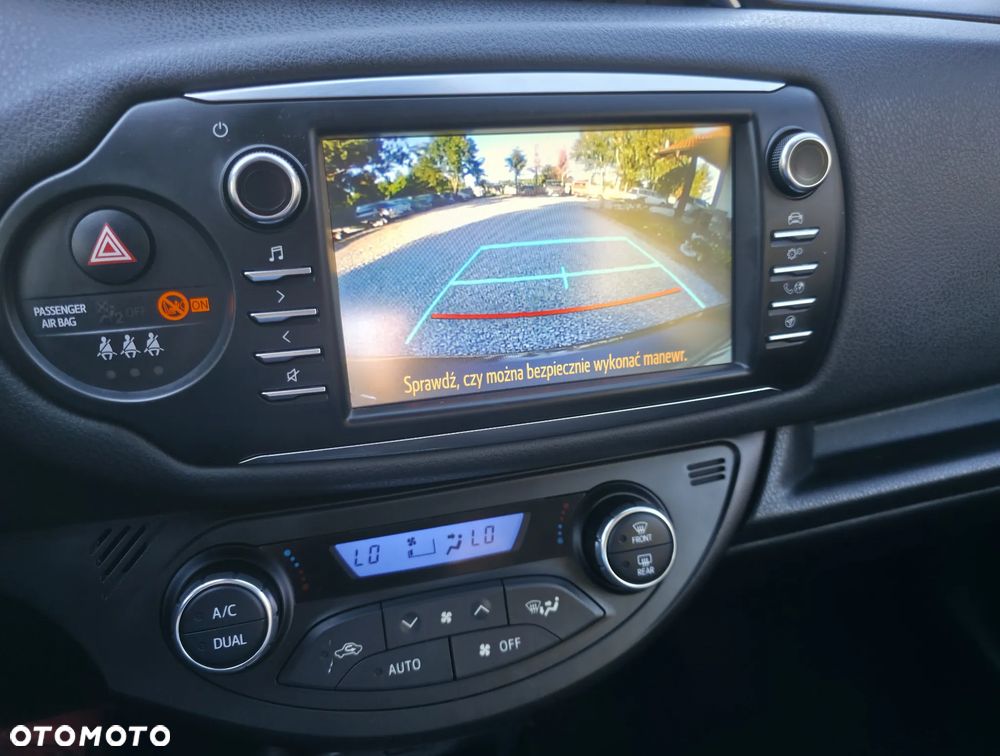 Toyota Yaris Hybrid 100 Business Edition - 12