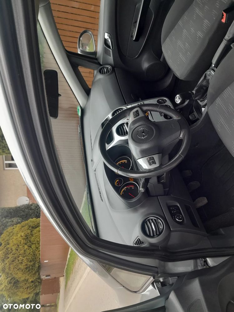 Opel Corsa 1.4 16V 150 Jahre - 10