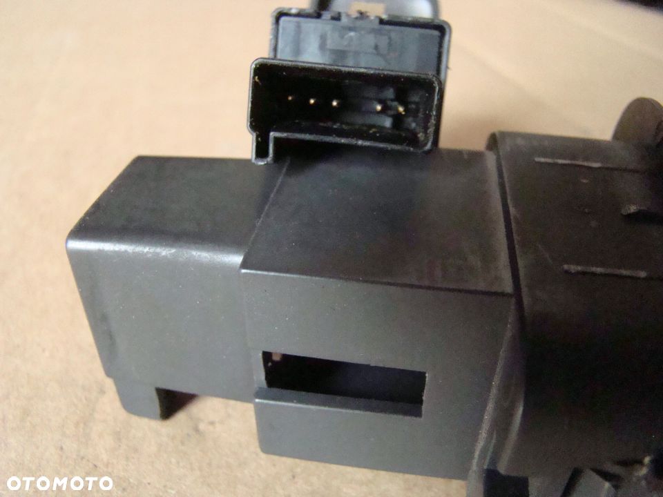 WŁĄCZNIK PRZYCISK KLAPY ELEKTRYCZNEJ OPEL VECTRA C KOMBI  wiązka wtyczka - 8