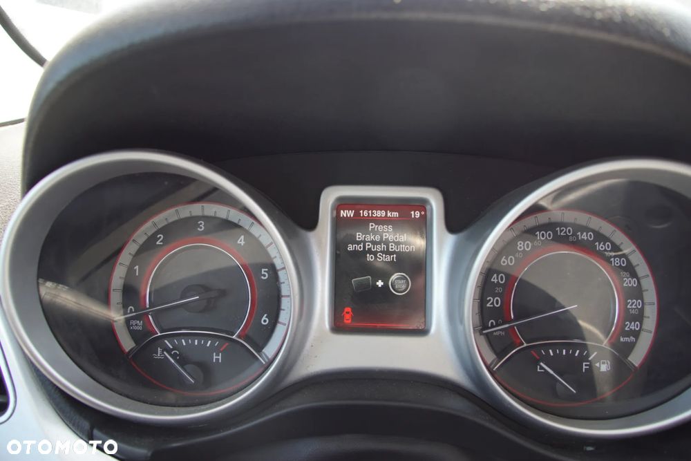Auto na części - Fiat Freemont 2.0 MultiJet 170 KM 939B5000 62TE PWH 2014R Silnik Skrzynia Drzwi Maska Błotnik Klapa Zderzak Lampa Lusterko Klamka Szyba Deska Kokpit Sterownik Moduł Czujnik Licznik Wyświetlacz Panel Kierownica - 11