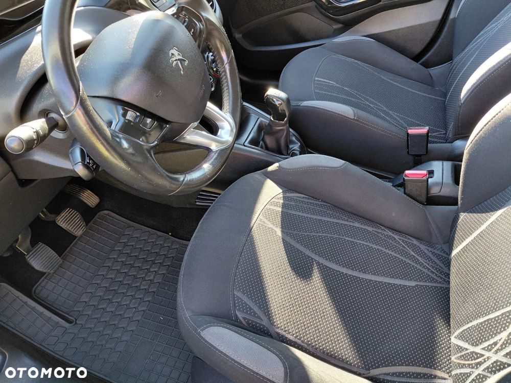 Peugeot 208 2014 photo 5