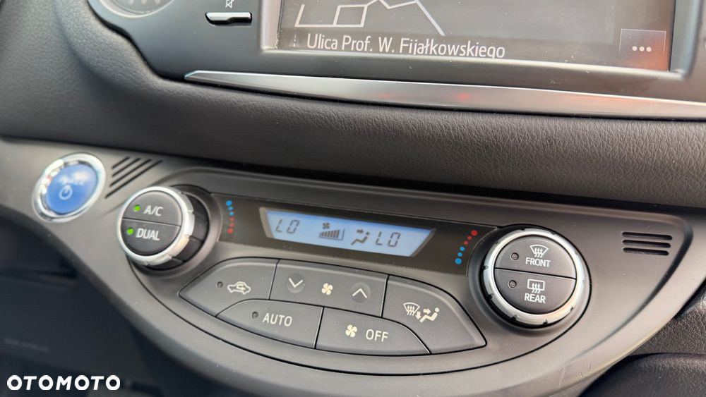 Toyota Yaris Hybrid 100 Premium - 16