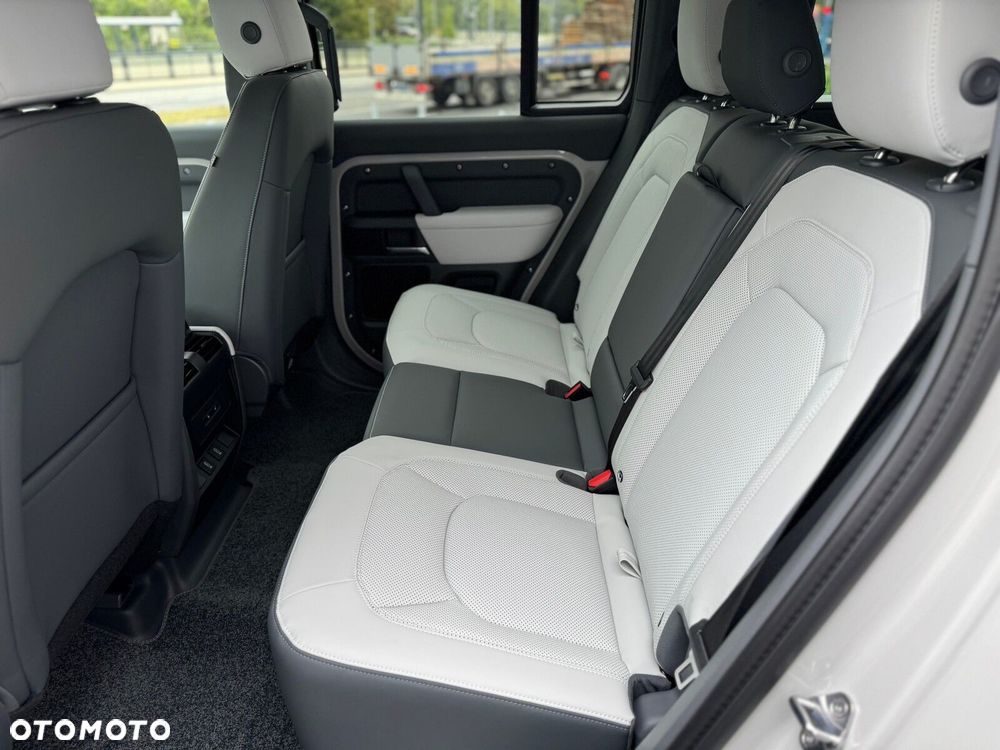 Land Rover Defender - 30