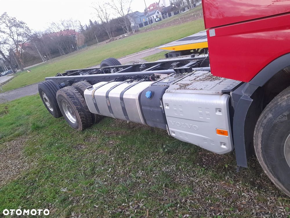Volvo FH 16 650koni 6x2 OŚ SKRĘTNA PODNOSZONA // JEDYNY TAKI// RAMA DO ZABUDOWY// HDS dzwig żuraw do lasu drewna tarcicy // DO ŻYWCA// assenizacyjny// HOLOWNIK// FULL opcja ze SZWAJCARI - 4