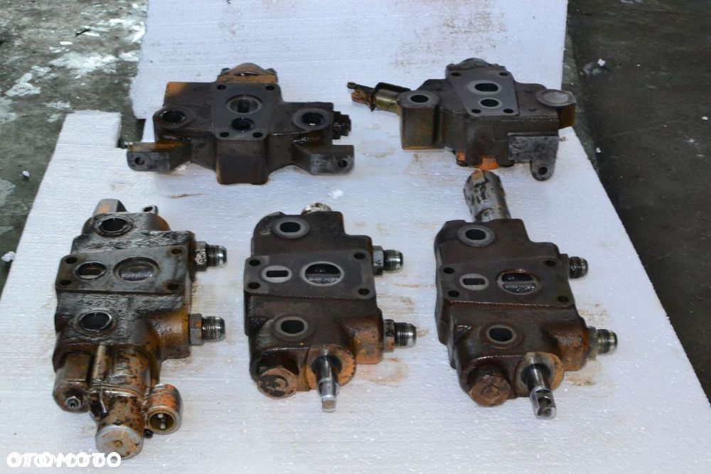 Rozdzielacz Case 595 Serial: B 8901 _ 358 Sekcje Cześci typ 580, 590 - 2