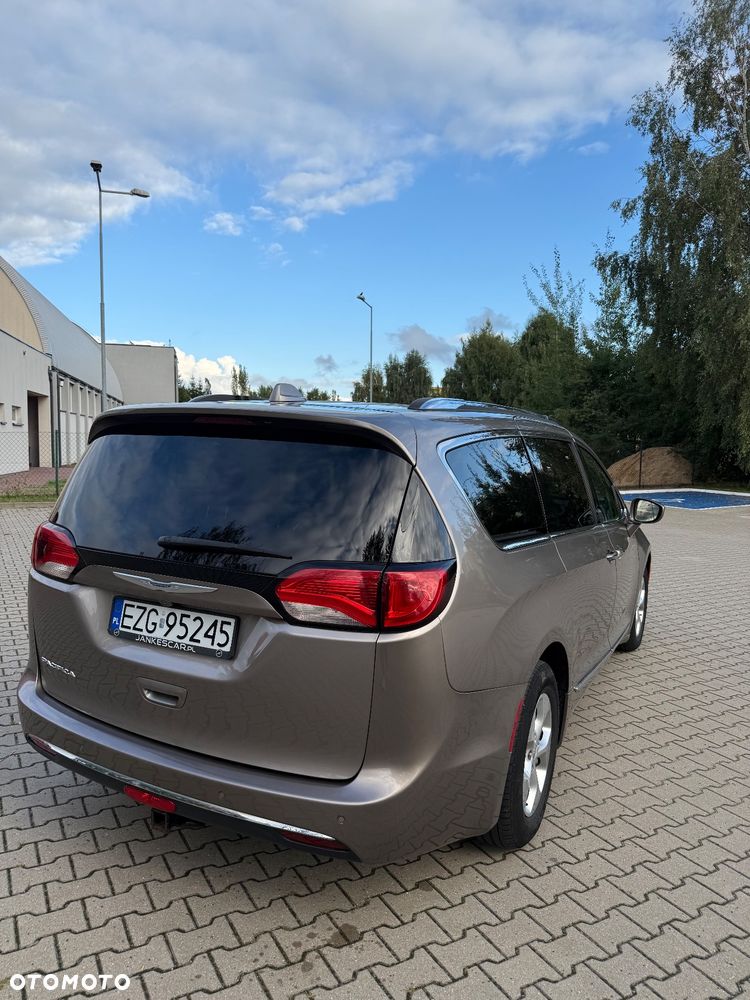 Chrysler Pacifica - 8