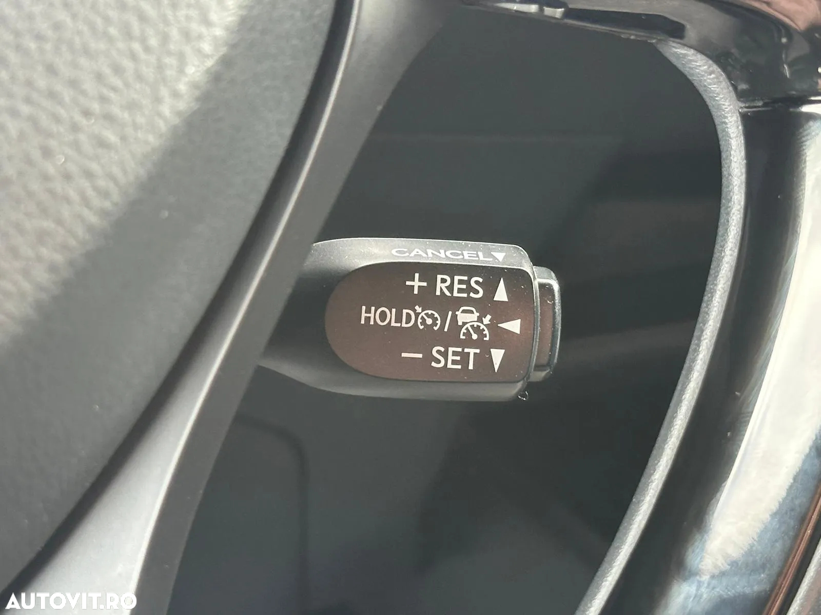 Toyota C-HR 2.0 HSD 184 CP 4x2 CVT Classy Bi-Tone - 29
