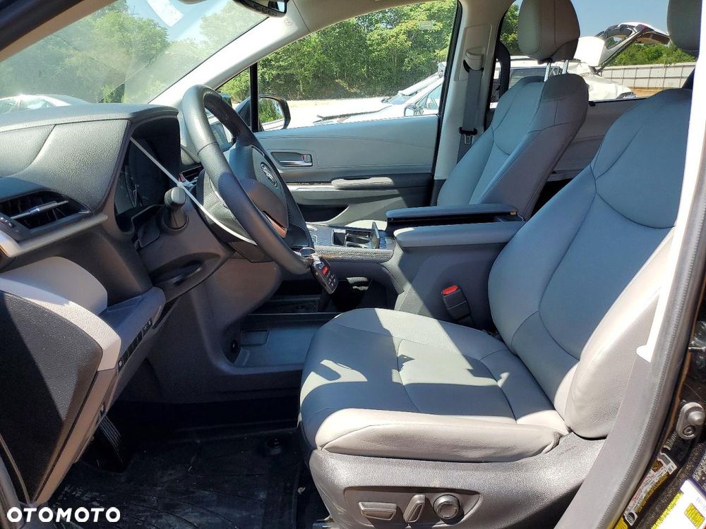 Toyota Sienna - 8