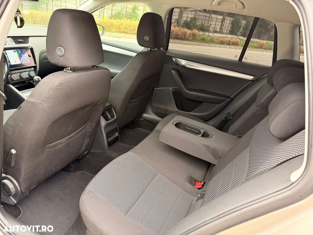 Skoda Octavia 1.6 Combi Style - 9