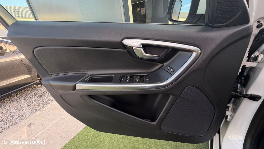 Volvo V60 2.4 D6 Momentum AWD Phev - 43