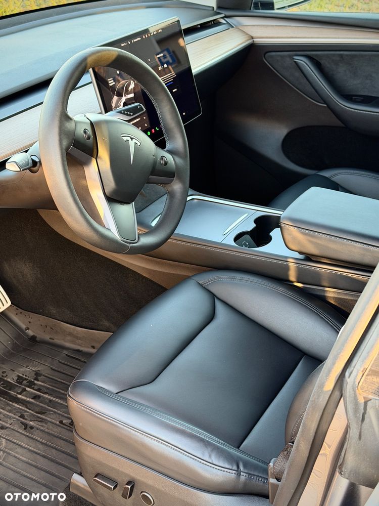 Tesla Y Performance AWD - 8