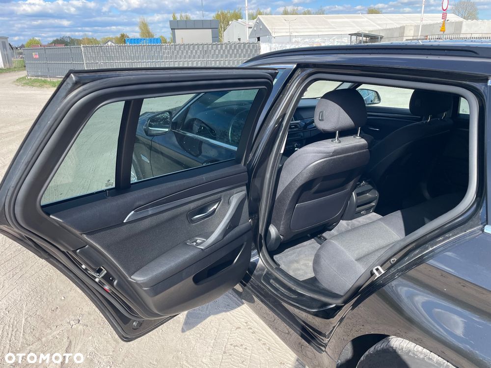 BMW Seria 5 525d Luxury Line - 23