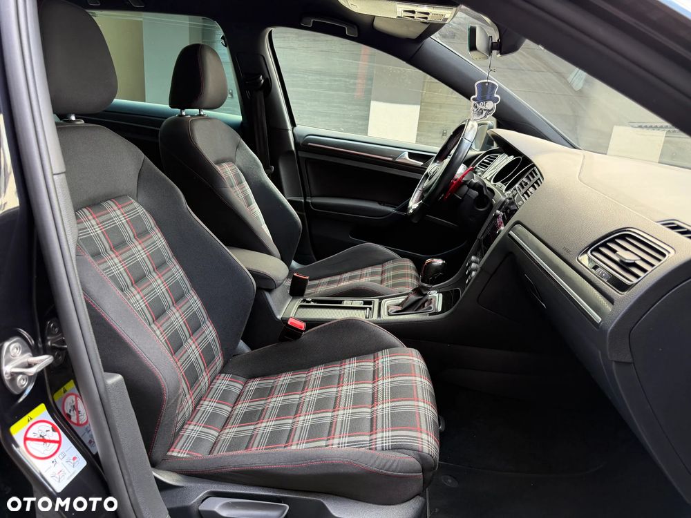 Volkswagen Golf - 35