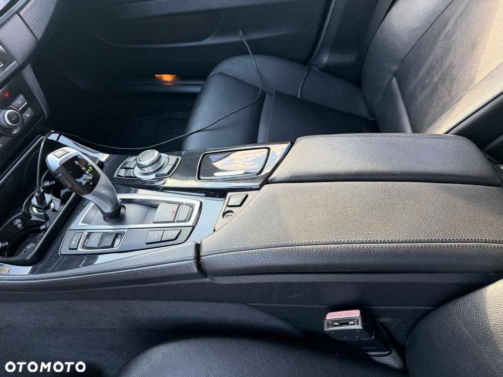 BMW Seria 5 525d xDrive - 25
