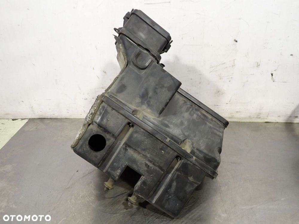 OBUDOWA SKRZYNKI BEZPIECZNIKÓW VOLKSWAGEN T5 7H0907300  7H0907613  7H0907299 - 4