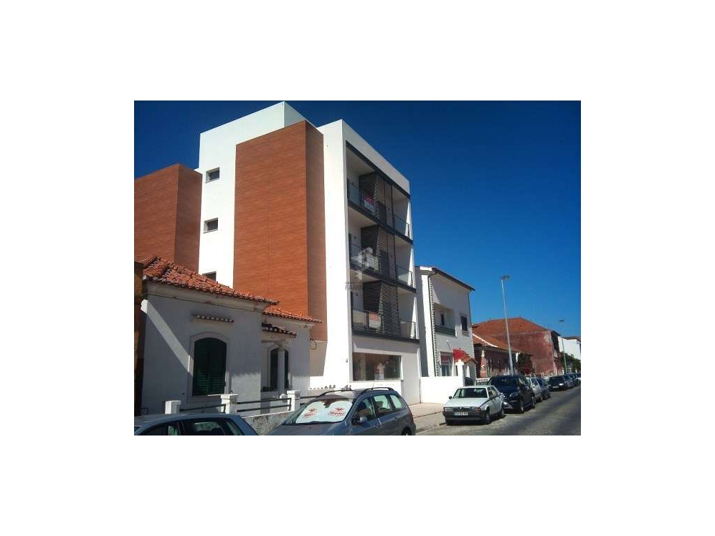 Excelente loja com 112 m2 + terraço com 74 m2 + 12 m2 de terraço fr... - Grande imagem: 2/2