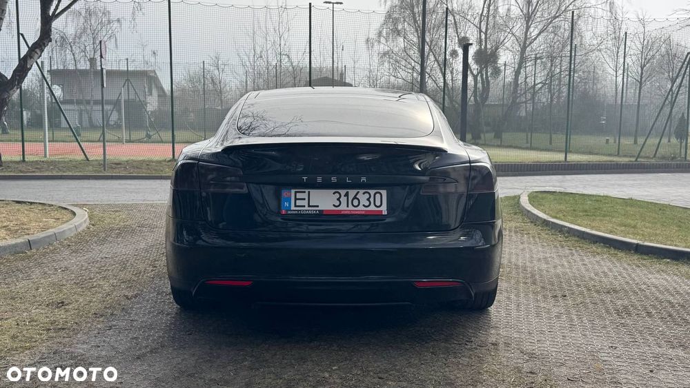 Tesla Model S - 4