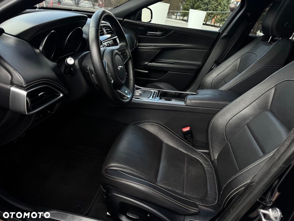 Jaguar XE D180 R-Dynamic S - 28