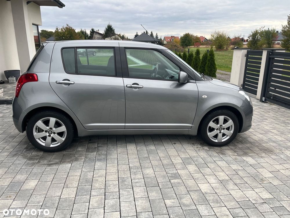 Suzuki Swift 2010 photo 4