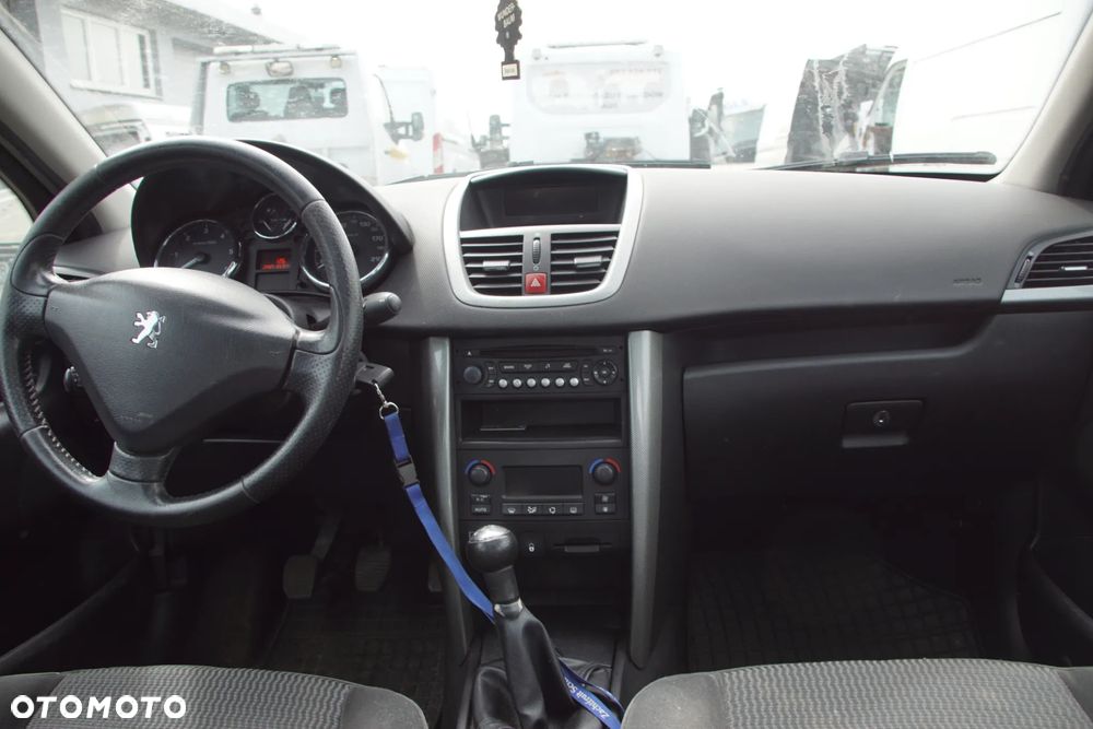 Auto na części - Peugeot 207 1.6 HDI 90 KM 9HX 20DP27 EXL 2007R Silnik Skrzynia Drzwi Maska Błotnik Klapa Zderzak Lampa Lusterko Klamka Szyba Deska Kokpit Sterownik Moduł Czujnik Licznik Wyświetlacz Panel Kierownica - 16
