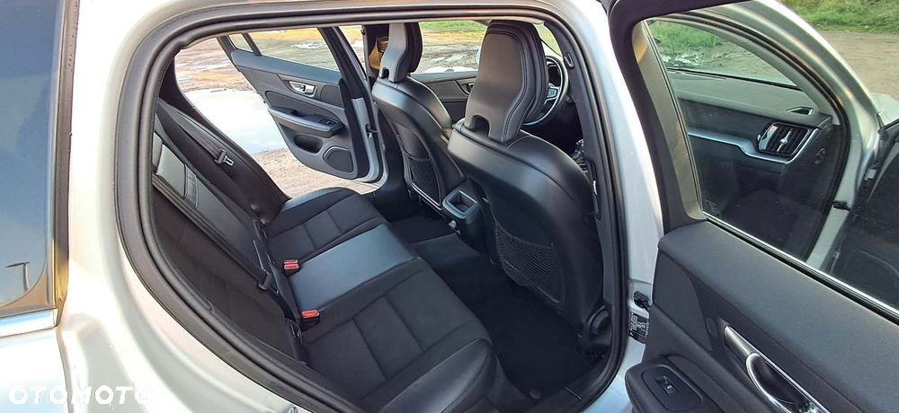 Volvo V60 D4 Momentum Pro - 19