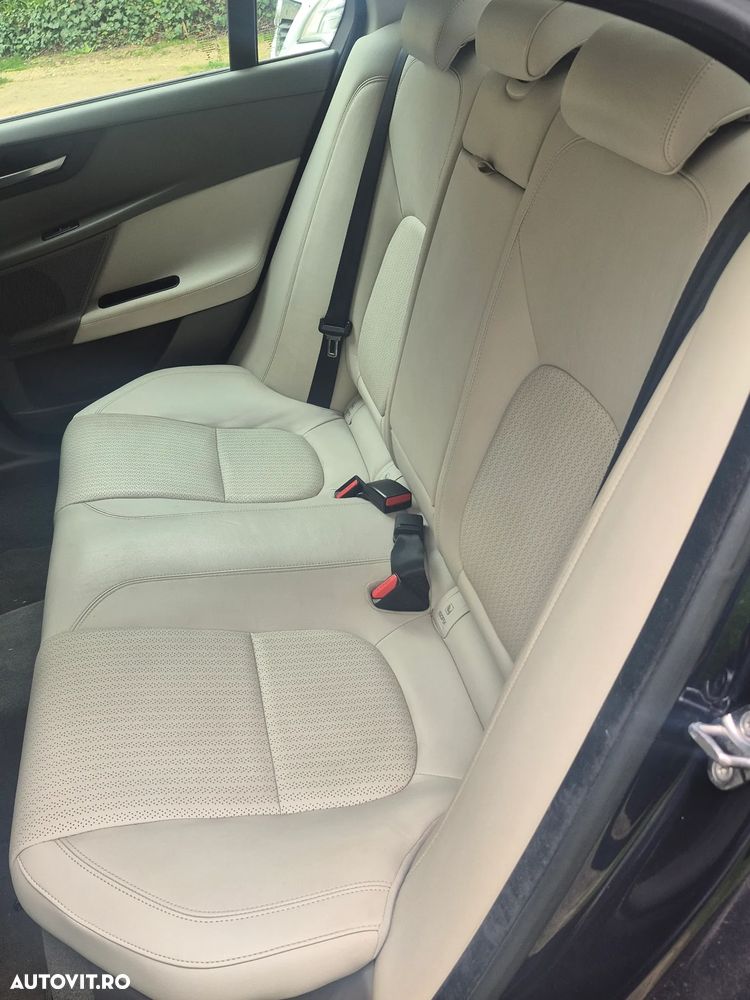 Jaguar XE 20d Aut. Portfolio - 4