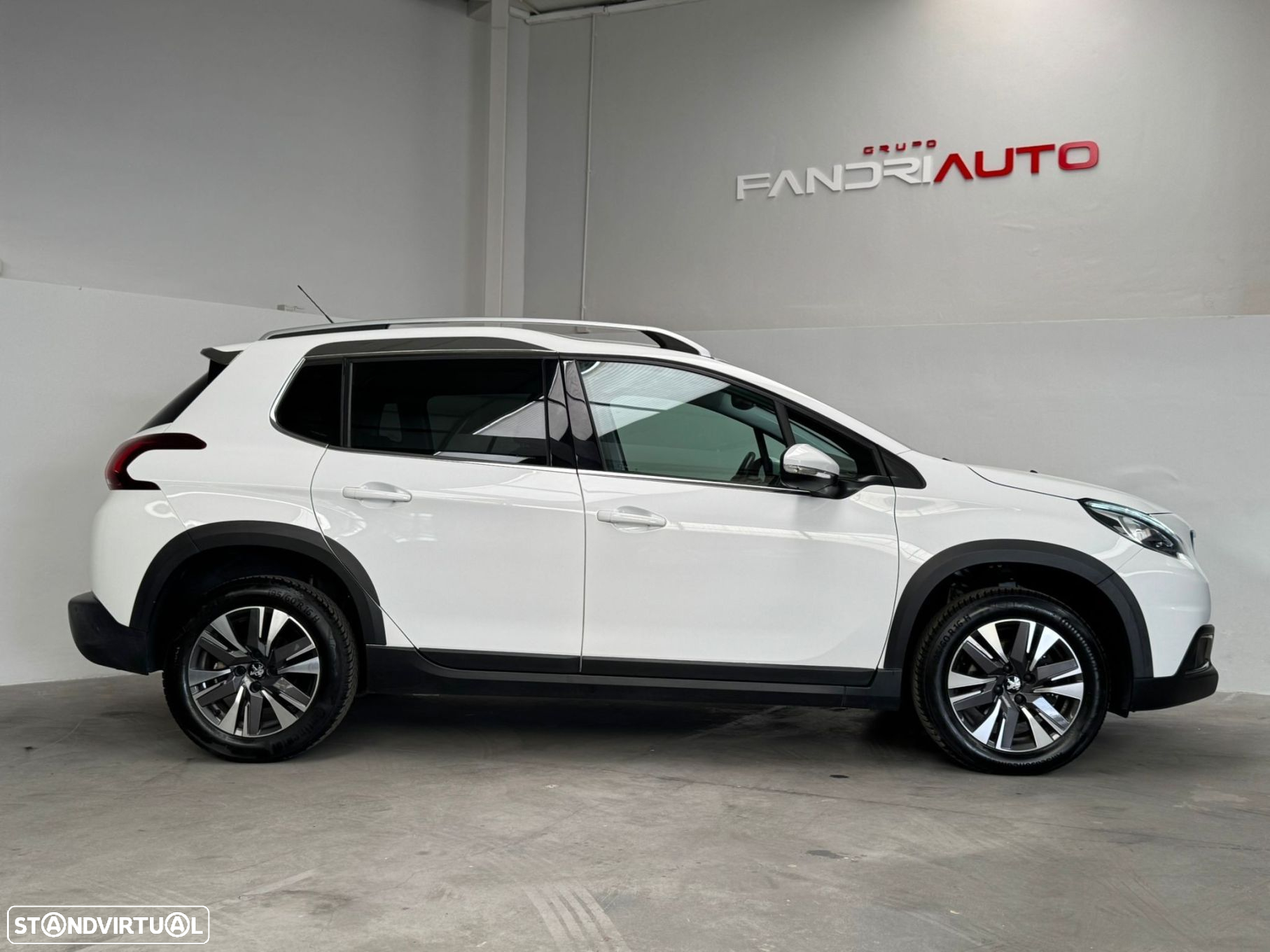 Peugeot 2008 1.2 PureTech Allure - 11