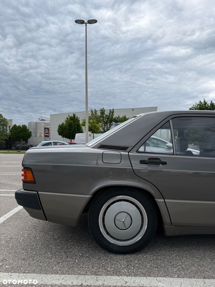 Mercedes-Benz W201 (190) - 11
