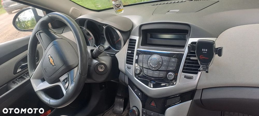 Chevrolet Cruze 1.6 Base - 8