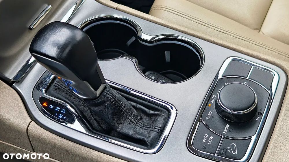 Jeep Grand Cherokee - 32