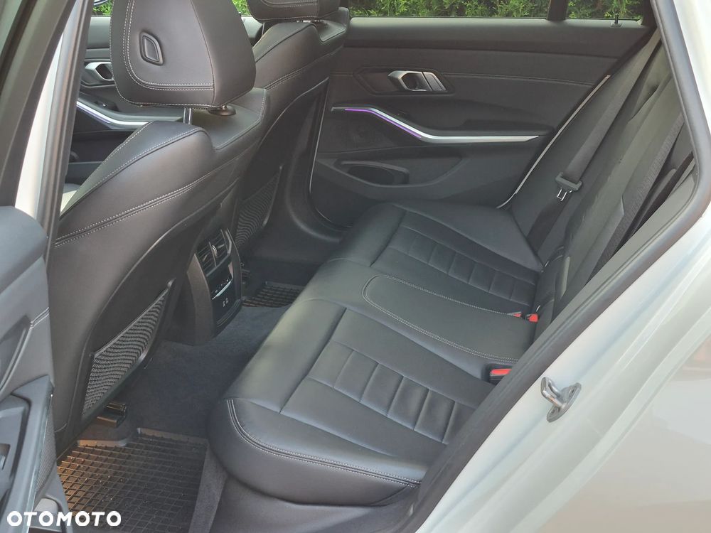 BMW Seria 3 318d MHEV - 10