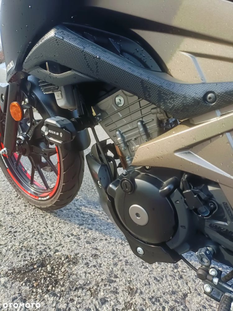 Suzuki GSX - 13