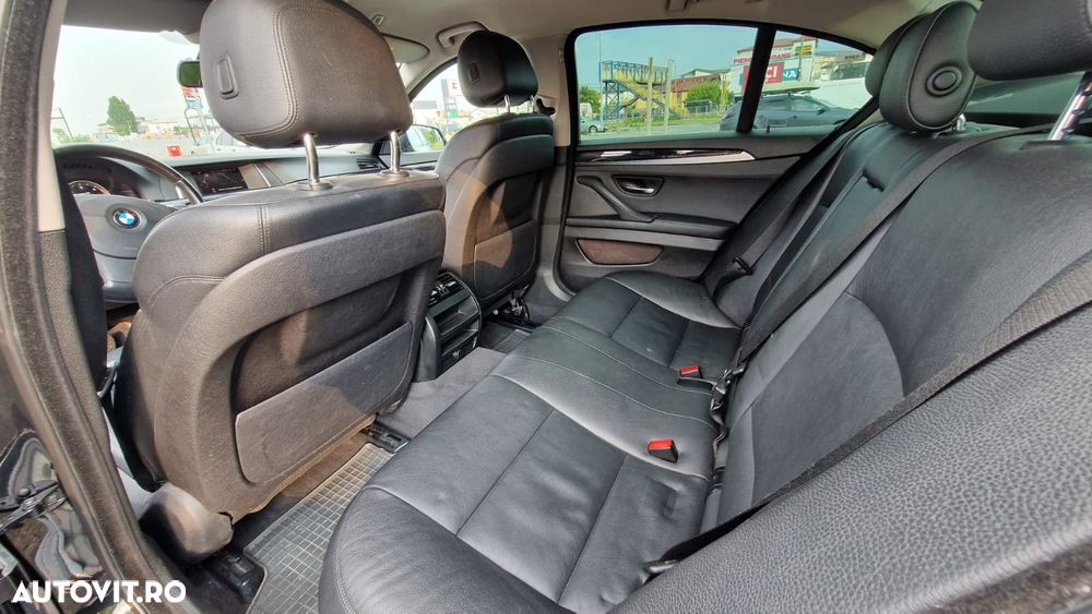 BMW Seria 5 525d xDrive - 14