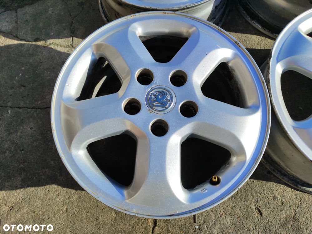 Alufelgi 16" 5x118 Trafic Vivaro Ducato Boxer Jumper Ładne! komplet 4 sztuki, średnica 16", rozstaw śrub 5x118, otwór centrujący 71,1 mm, ET50, szerokość 6", produkcja Ronal. Pasują do takich aut jak Renault Trafic, Opel Vivaro, Fiat Ducato, Citroen Jumper, Peugeot Boxer, Nissan Primastar. - 2