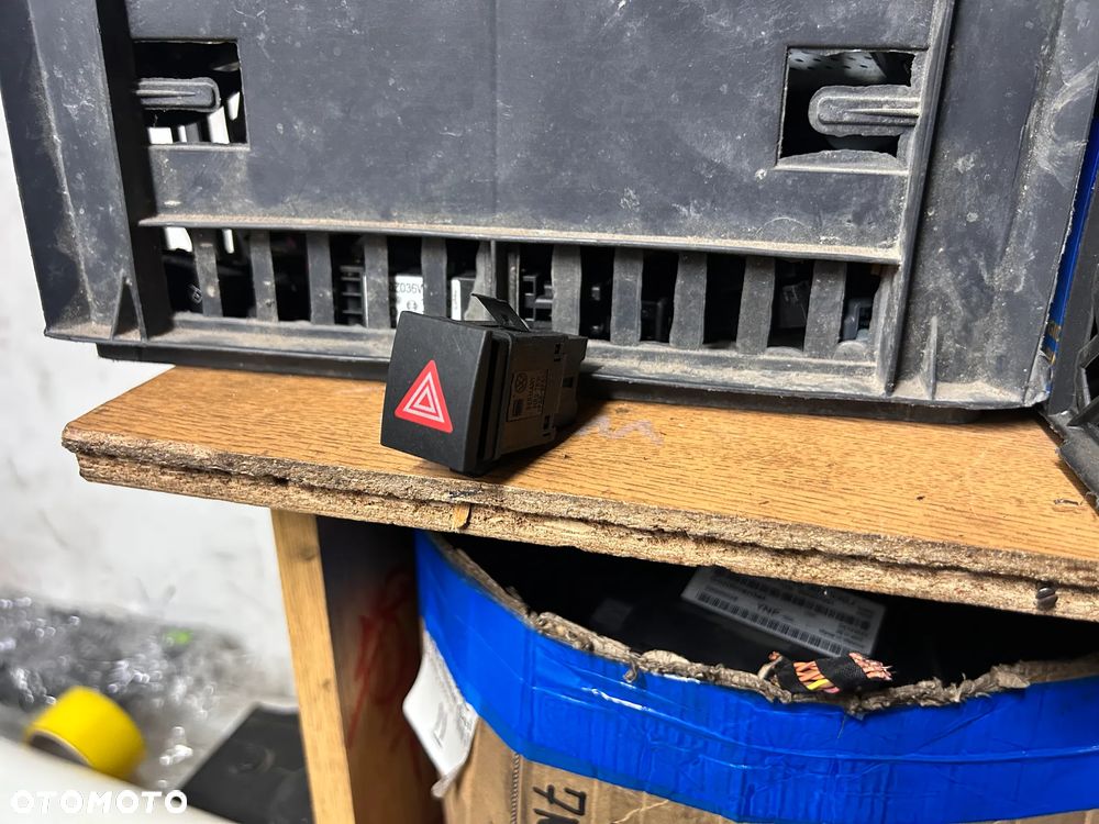 VW POLO 9N PRZYCISKI PRZEŁĄCZNIKI ŚWIATEŁ AWARYJNYCH 6Q0953235A WYSYŁKA !!! - 1