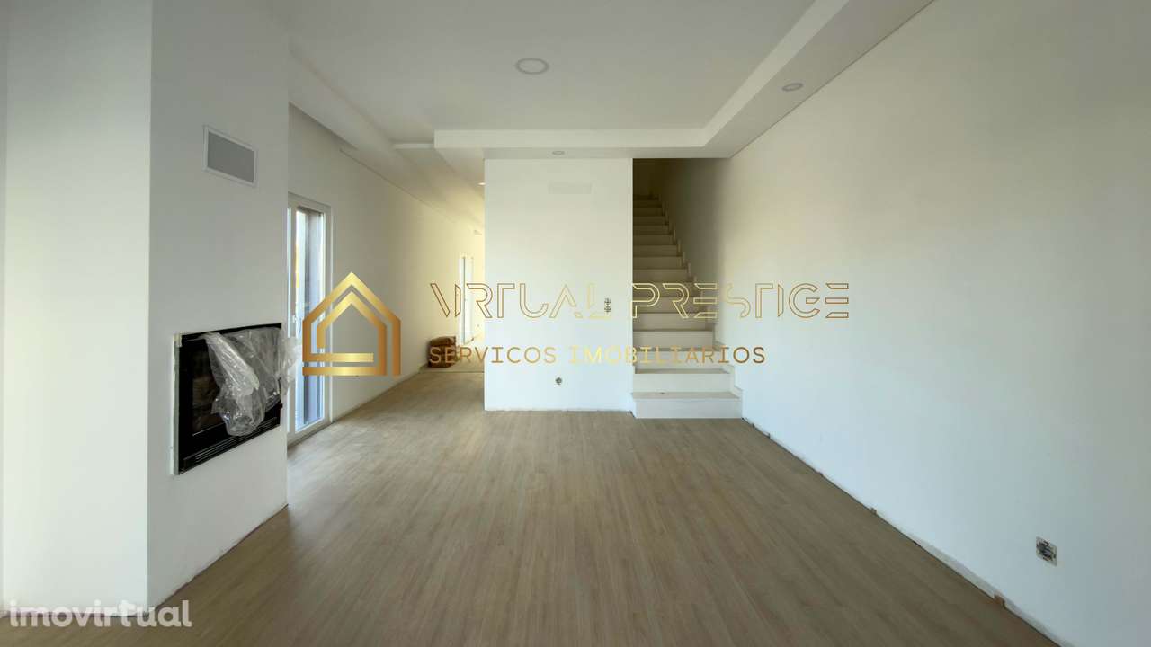 Moradia T4 triplex de gaveto | 2 suítes c/ closet | lareira | Fernã... - Grande imagem: 2/26