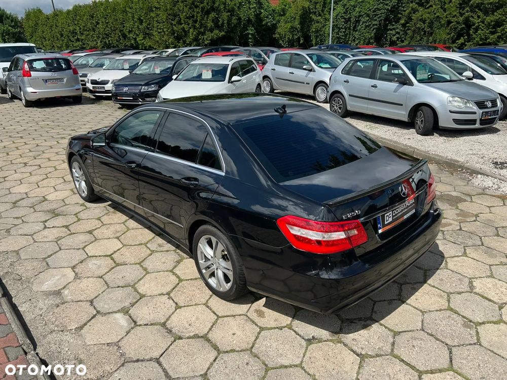 Mercedes-Benz Klasa E 200 CDI DPF BlueEFFICIENCY 7G-TRONIC Elegance - 35