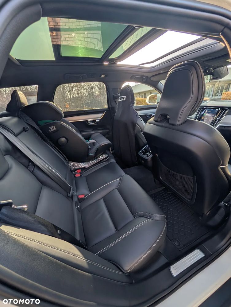 Volvo V90 Cross Country - 33