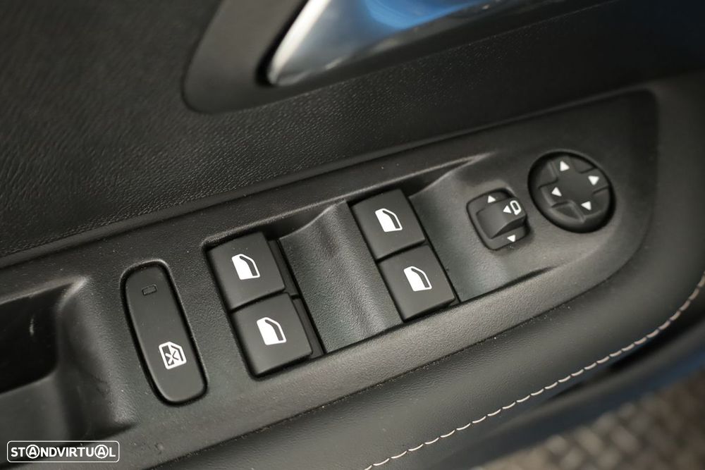 Peugeot 208 1.2 Hybrid Allure e-DCS6 — fotografia 19