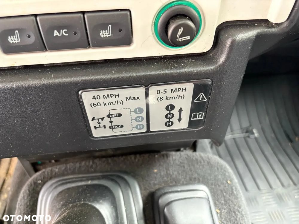 Land Rover Defender 110 SE - 30